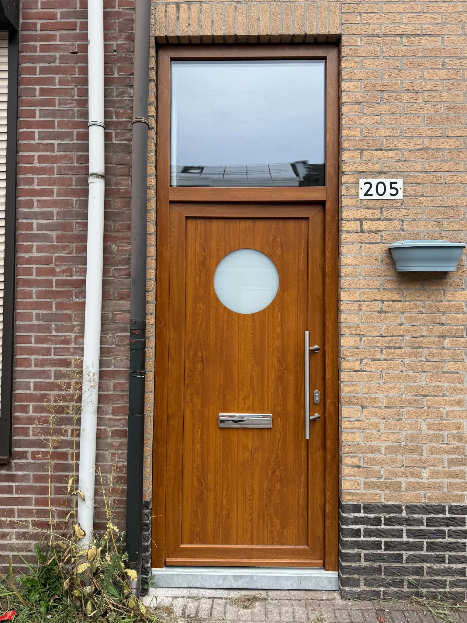 Houten voordeur met rond venster