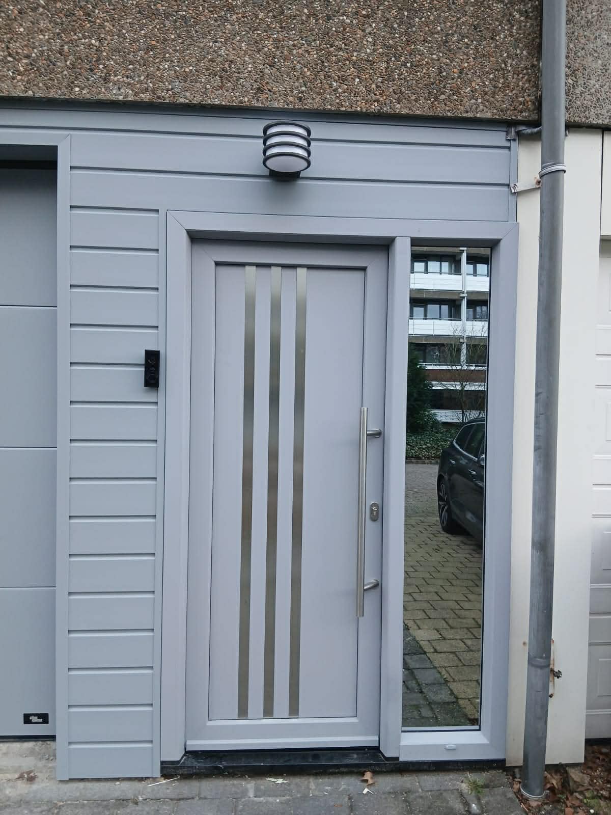 Grijze Keralit gevelbekleding rondom een voordeur